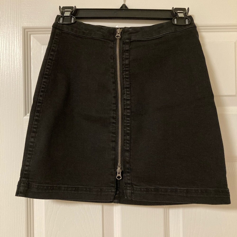 Pre owned women’s free people zip up black mini skirt